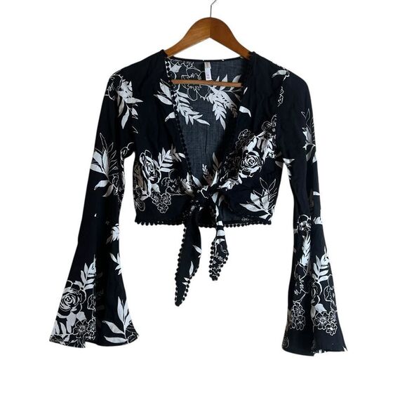 3 for $30! Xhilaration black‎ & white cropped shirt - Picture 1 of 6